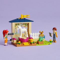 LEGO Friends 41696 Čištění poníka ve stáji 