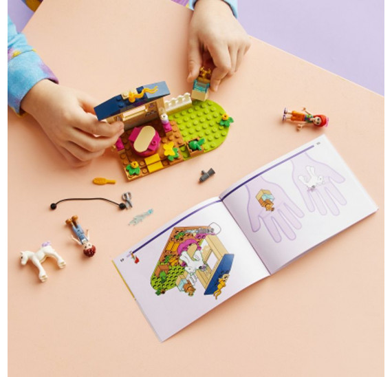 LEGO Friends 41696 Čištění poníka ve stáji 